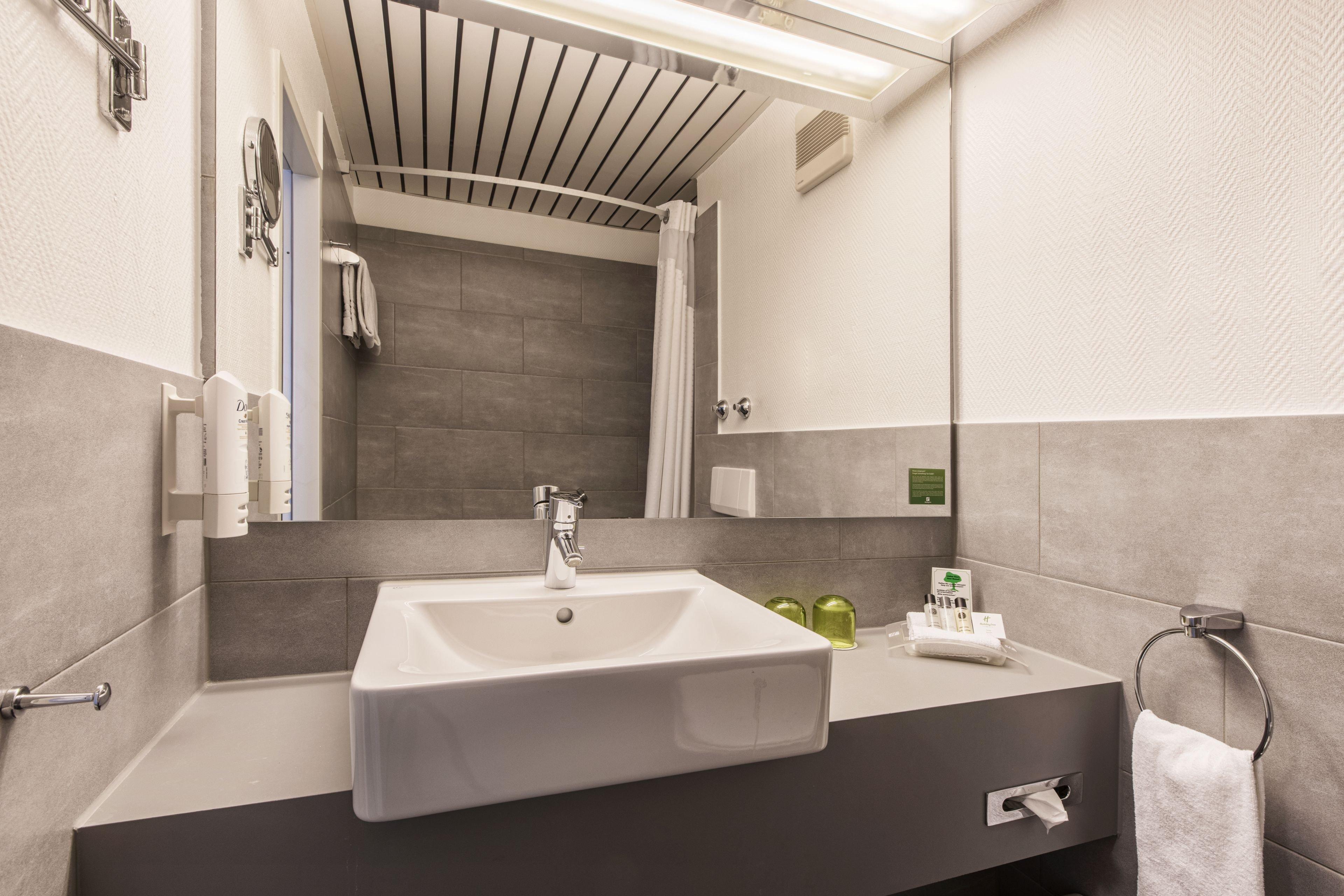 Duesseldorf-neuss By Ihg Hotel 4*